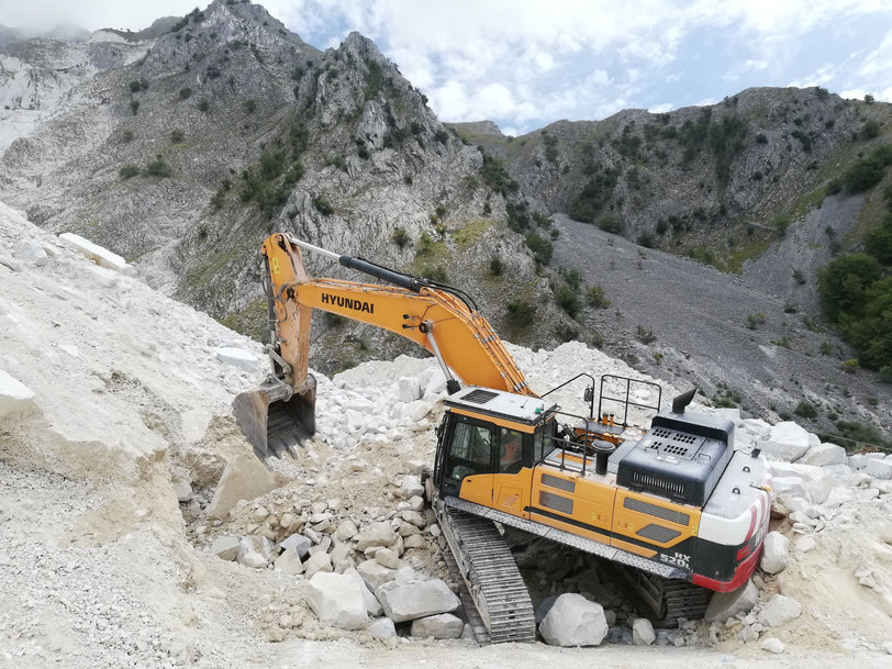 Schwerstarbeit: Hyundai-Kettenbagger HX520L im Marmorsteinbruch von Colonnata